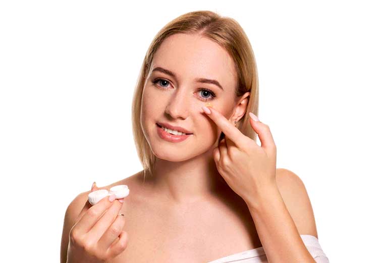 femme en train d emettre des lentilles de contact