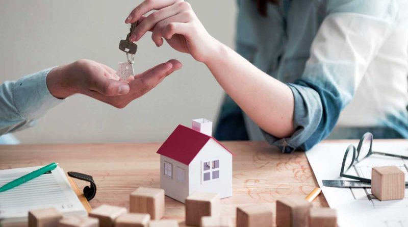 femme donne les clés de maison à l'acheteur