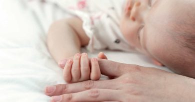 bébé dormant sur son lit