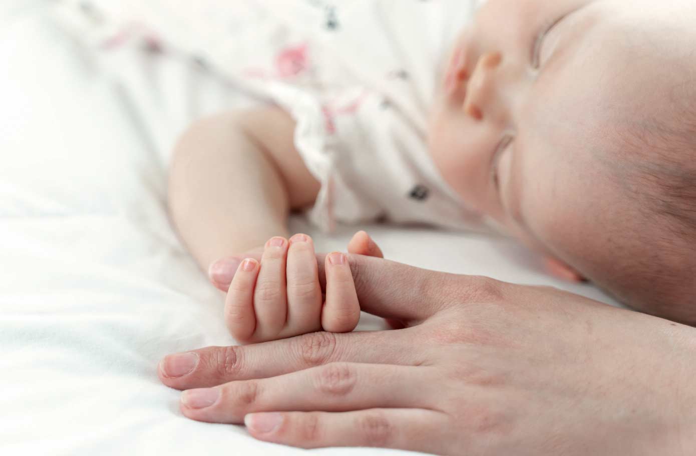 bébé dormant sur son lit