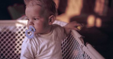 bébé dans son parc