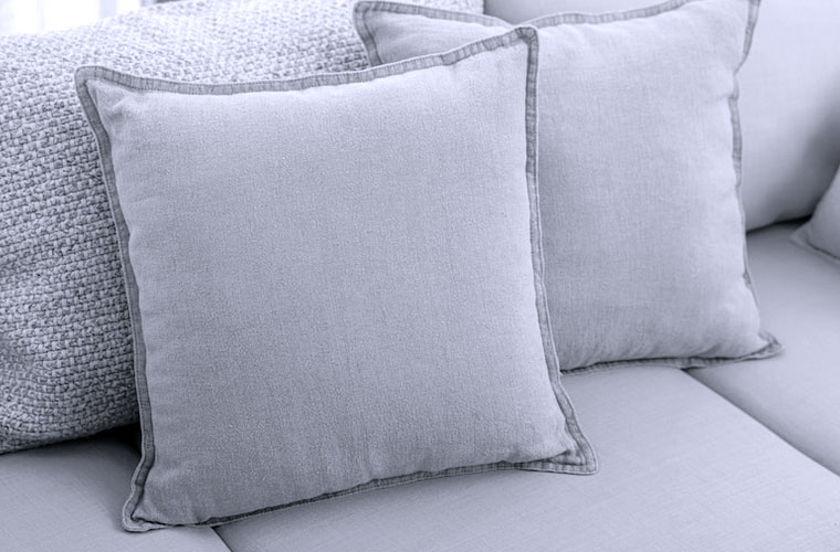 Coussins gris de décoration intérieure, sur un canapé