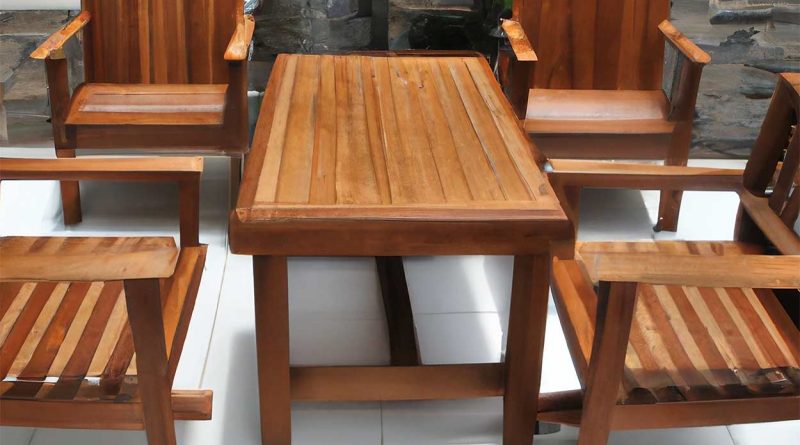 meubles extérieurs en teck sur une terrasse