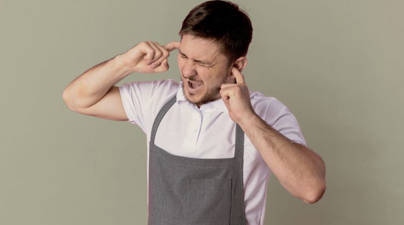 jeune homme avec les oreilles bouchées