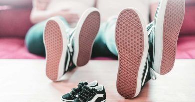 chaussures de papa et maman comparées aux chaussures de bébé