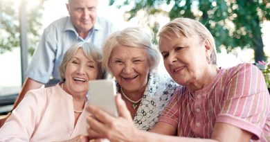 personnes âgées en train de faire un selfie avec un téléphone portable