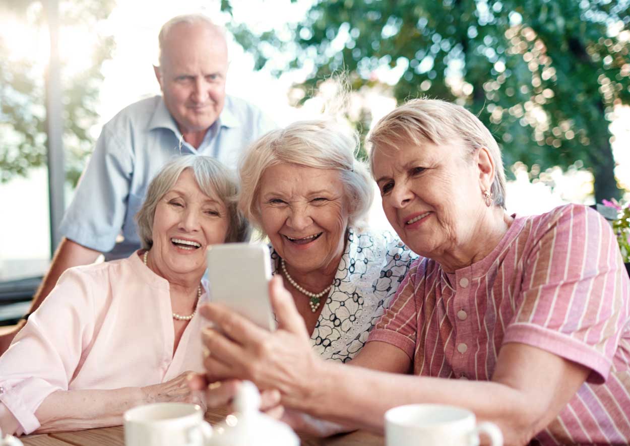 personnes âgées en train de faire un selfie avec un téléphone portable