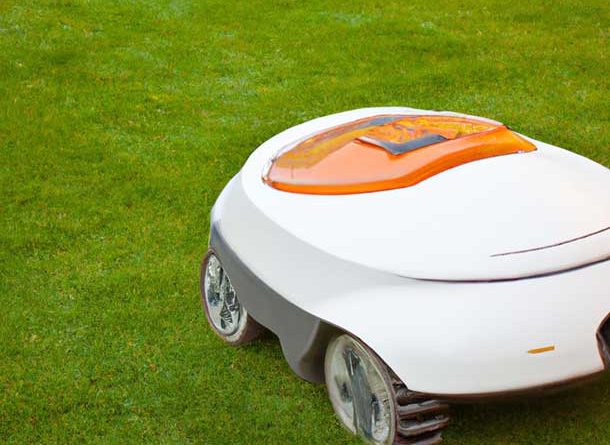 robot tondeuse en action